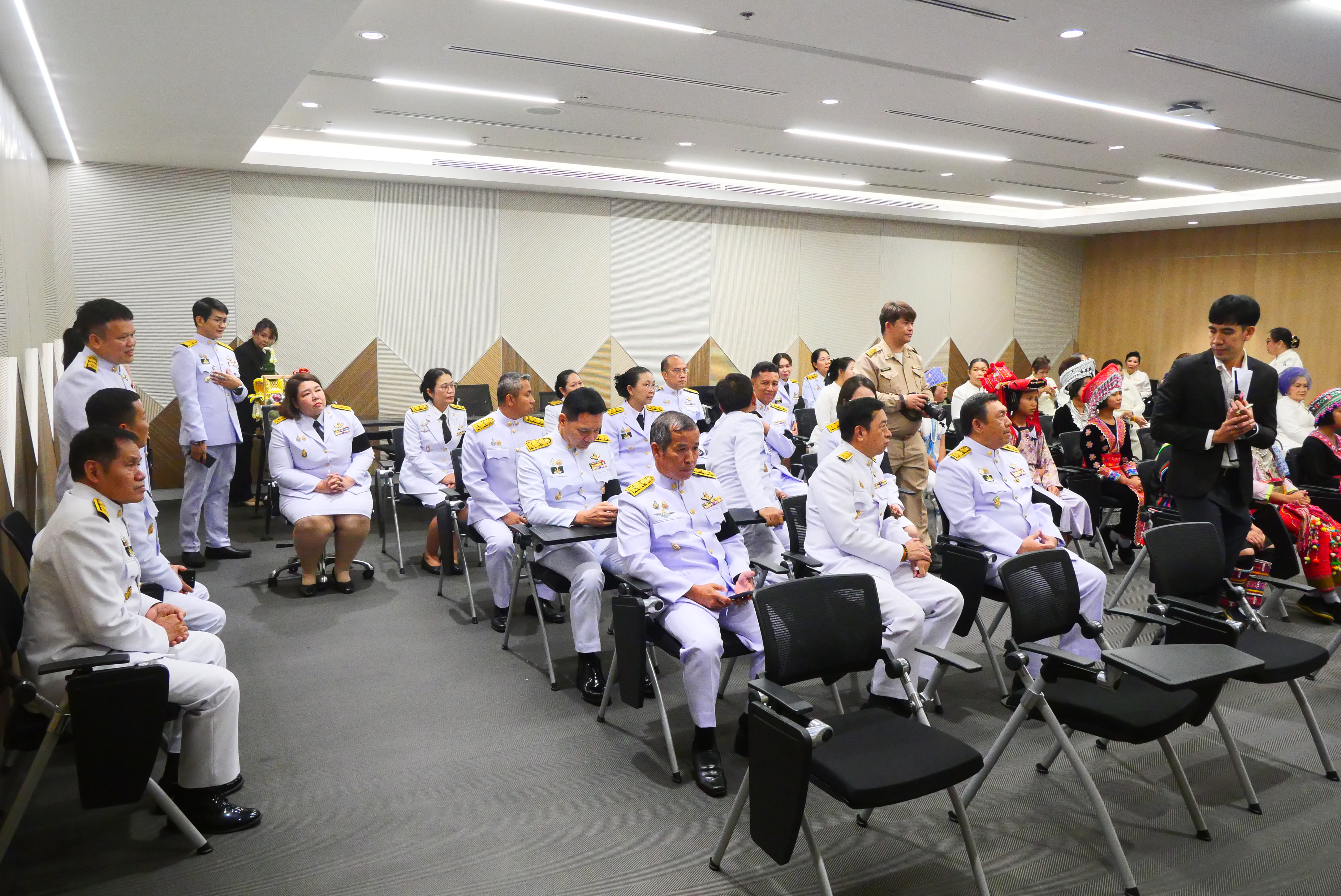 title - คณะผู้บริหาร ส.ป.ก. บันทึกเทปถวายพระพรชัยมงคล เนื่องในโอกาสมหามงคลเฉลิมพระชนมพรรษา 74 พรรษา พระบาทสมเด็จพระปรเมนทรรามาธิบดีศรีสินทร มหาวชิราลงกรณ พระวชิรเกล้าเจ้าอยู่หัว